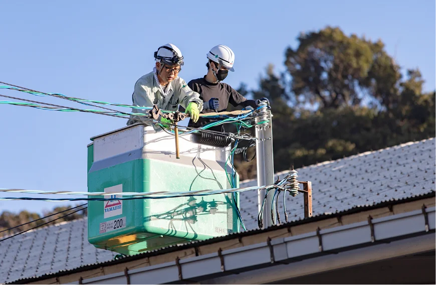 高所作業車での電気工事